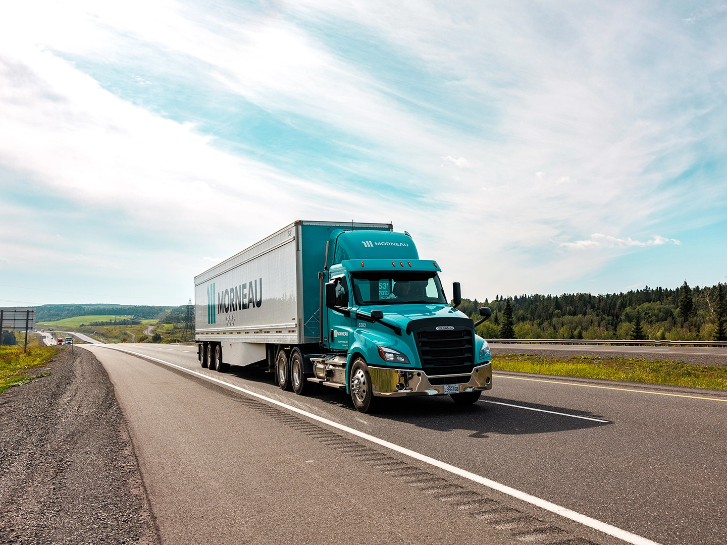 Camion LTL sur l'autoroute 20 entre Montréal et Québec