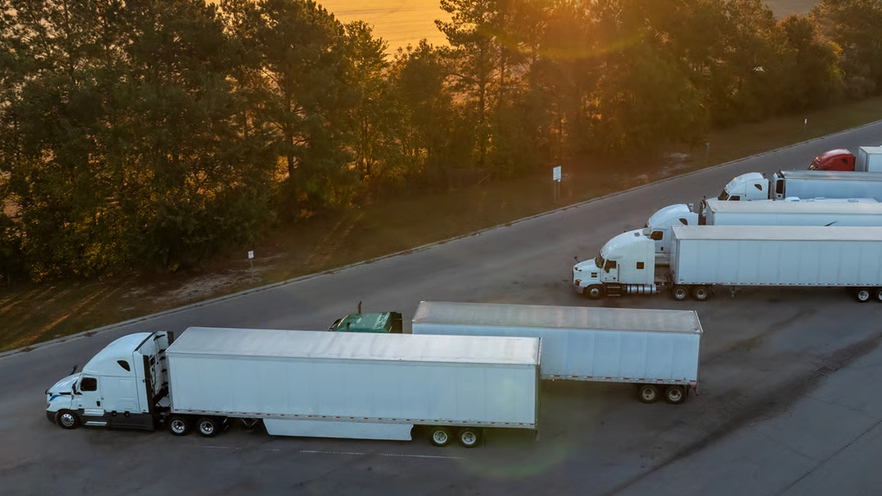 Aire de repos pour semi-camions à proximité d'une autoroute très fréquentée
