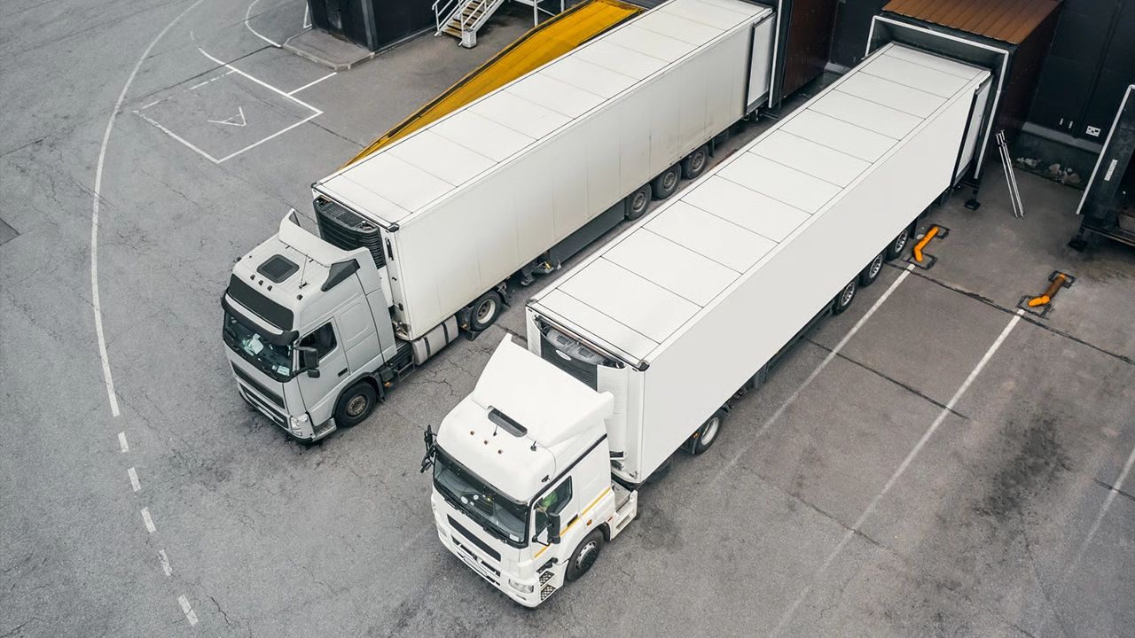 Camions dans le centre de distribution