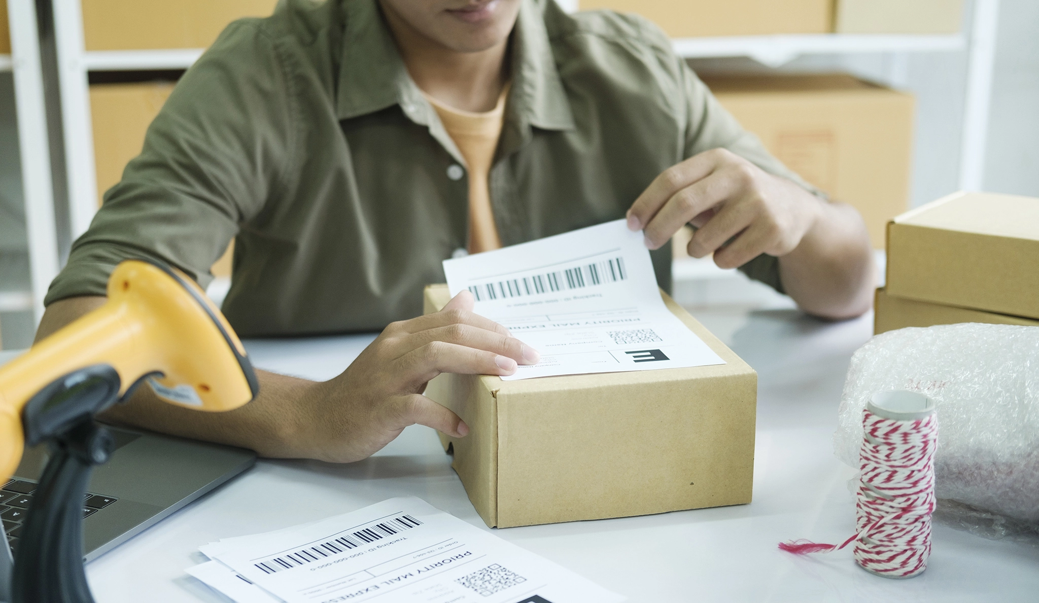 Homme regardant les documents requis pour l'expedition