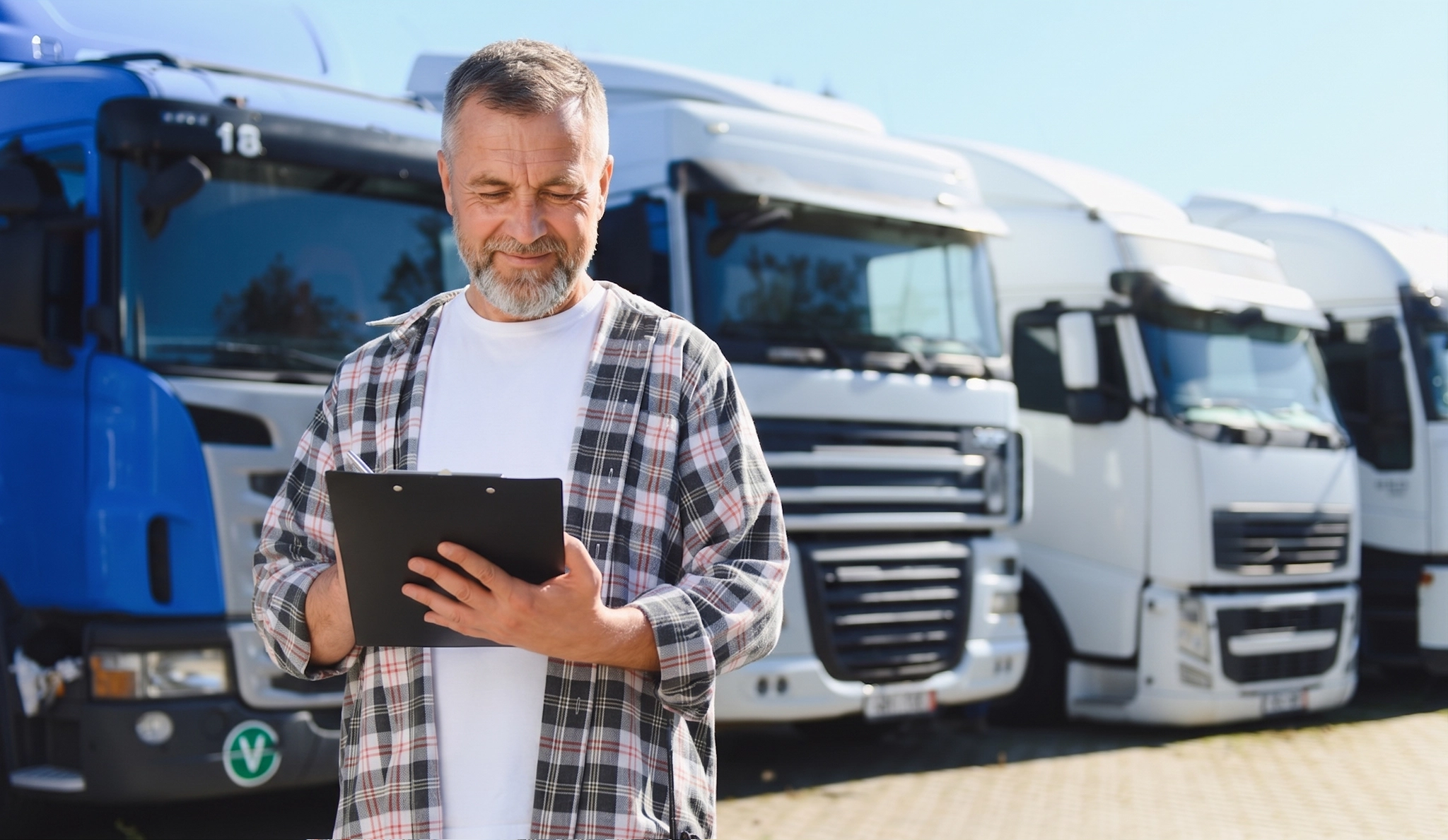 Chauffeur de camion vérifiant la documentation logistique avec des outils numériques