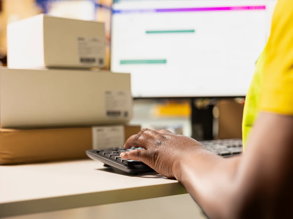 Dame faisant la gestion du commerce éléctronique en croissance