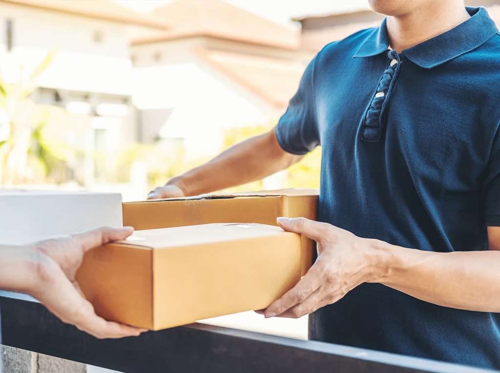 Homme livrant une livraison qui a été fait avec des choix de livraison multiples