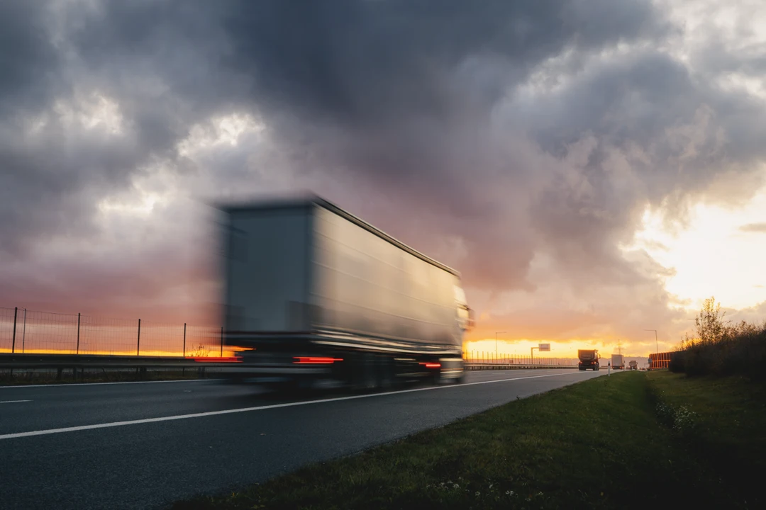 Camion LTL circulant sur une autoroute, illustrant pourquoi des données de fret précises sont importantes.