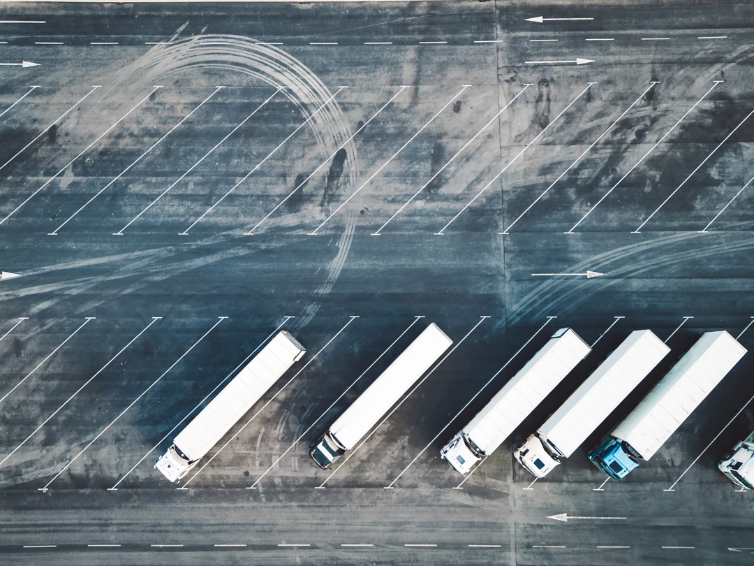 Vue aérienne de camions dans une cour de fret, illustrant des données d’expédition LTL défendables.