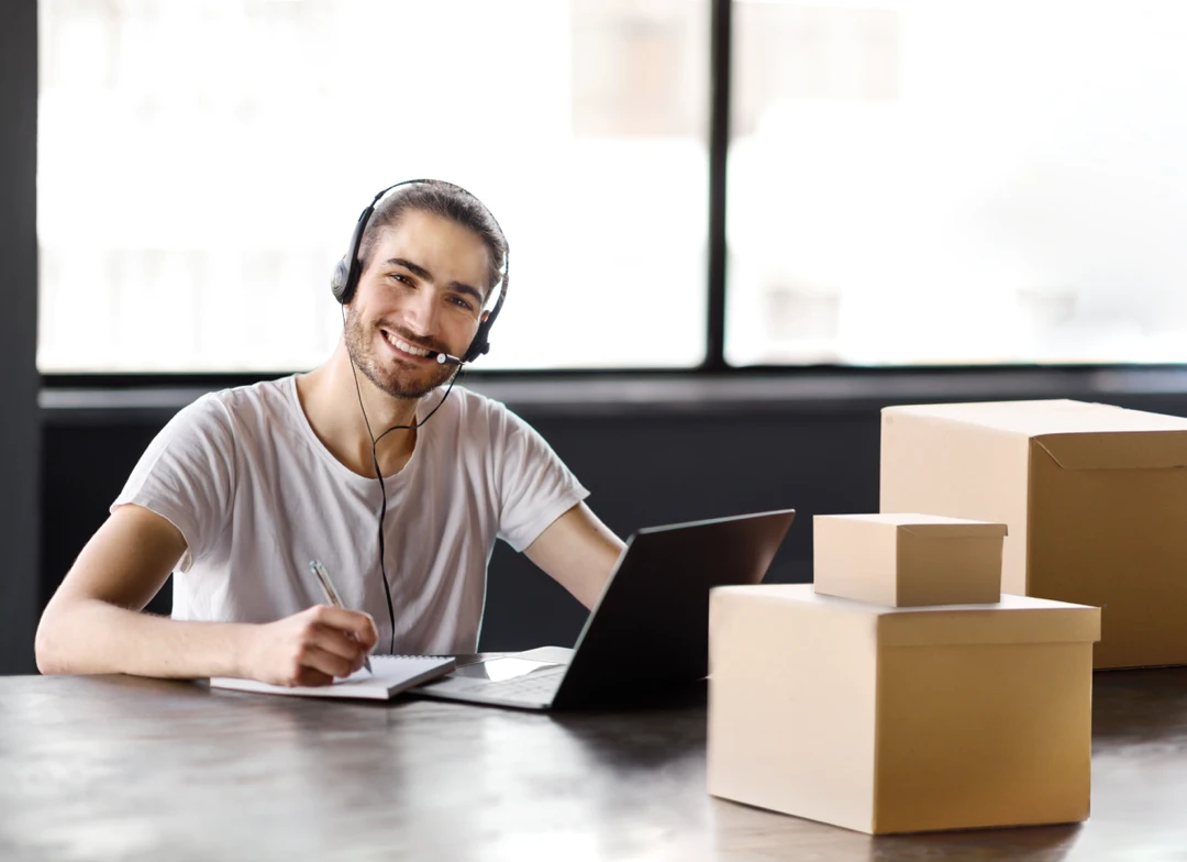 Service client aidant un commerce en ligne avec ses contrats de transporteurs.