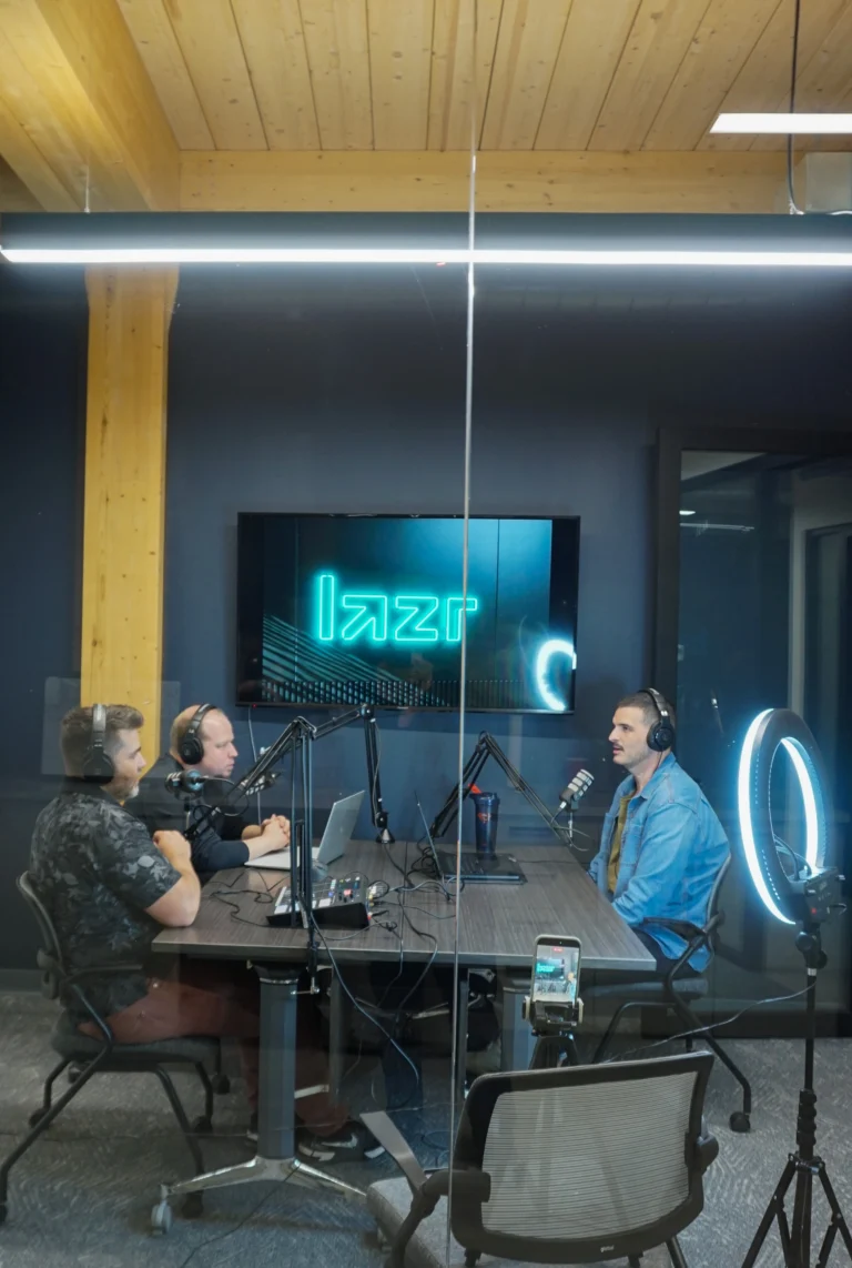 Épisode du podcast Lazr avec des experts en transport et logistique discutant des erreurs à éviter en expédition.